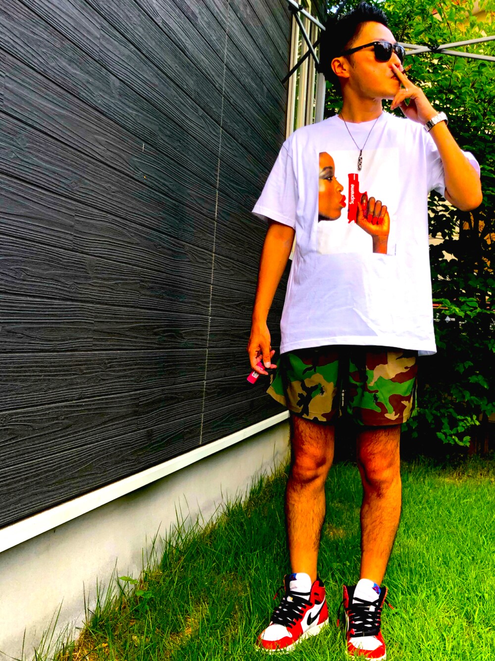 ホワイト系のTシャツ/カットソー、レッド系のスニーカー、グリーン系のその他パンツを着用したメンズの夏コーディネートの1枚目の写真