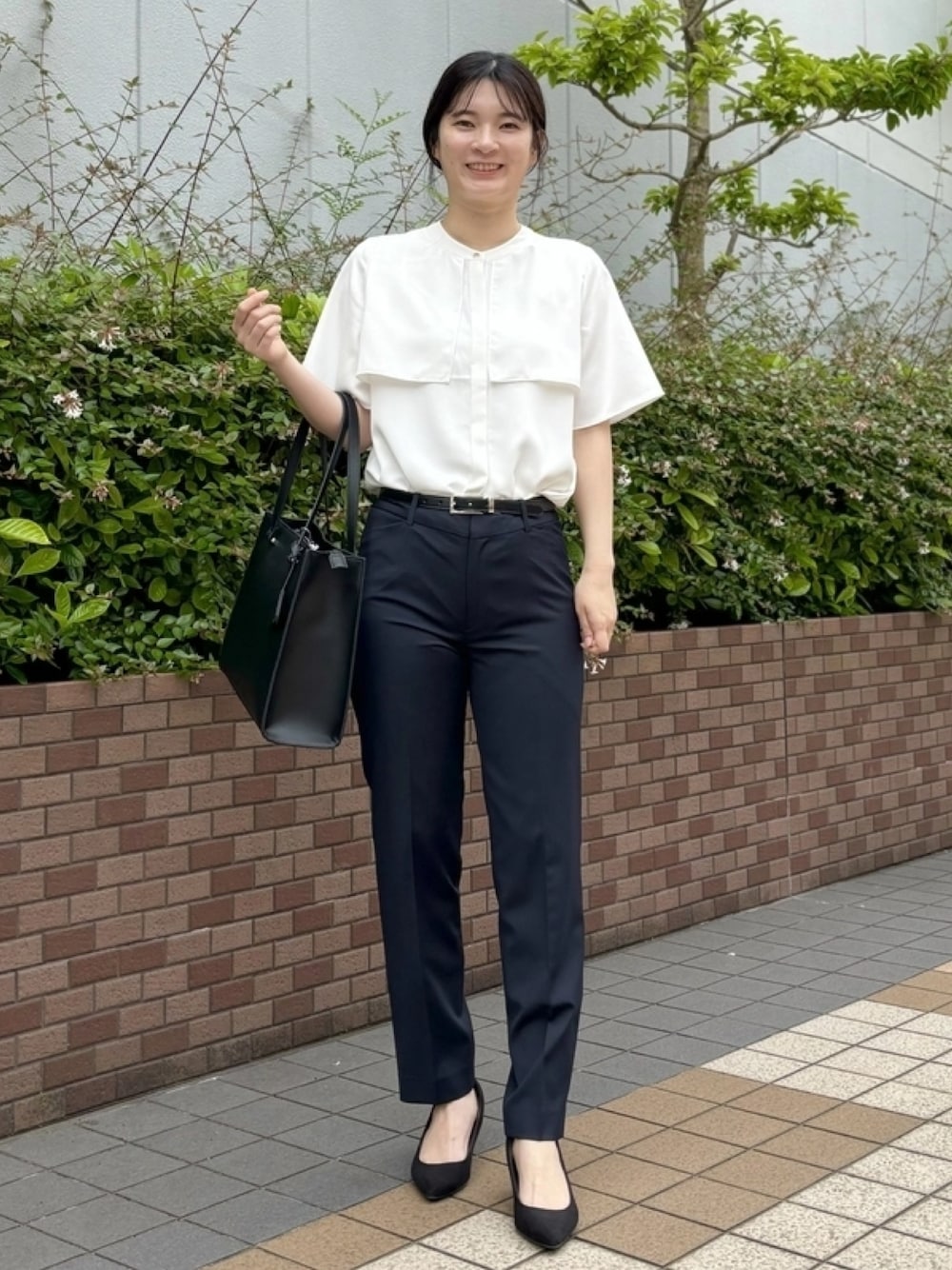 「ブラウス、シャツ、オフィスカジュアル、爽やかコーデ、お仕事コーデ、オフィスコーデ、レディースコーデ、ビジネスコーデ、ブラウスコーデ、PSFA」｜「Perfect Suit FActoryのマットツイル　ケ－プブラウス　オフホワイト/グレー/ブラック/ベージュ（シャツ/ブラウス、ホワイト系）」を使った、0493psfaさん（レディース・165cm）の夏コーディネートの1枚目の写真