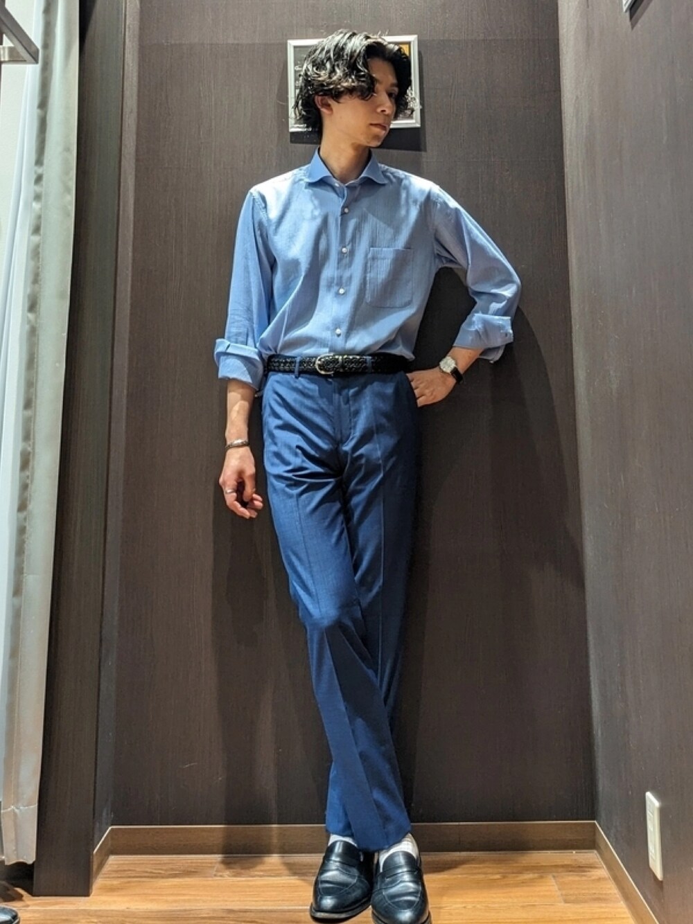 ブルー系のスラックスを着用したメンズの夏コーディネートの1枚目の写真