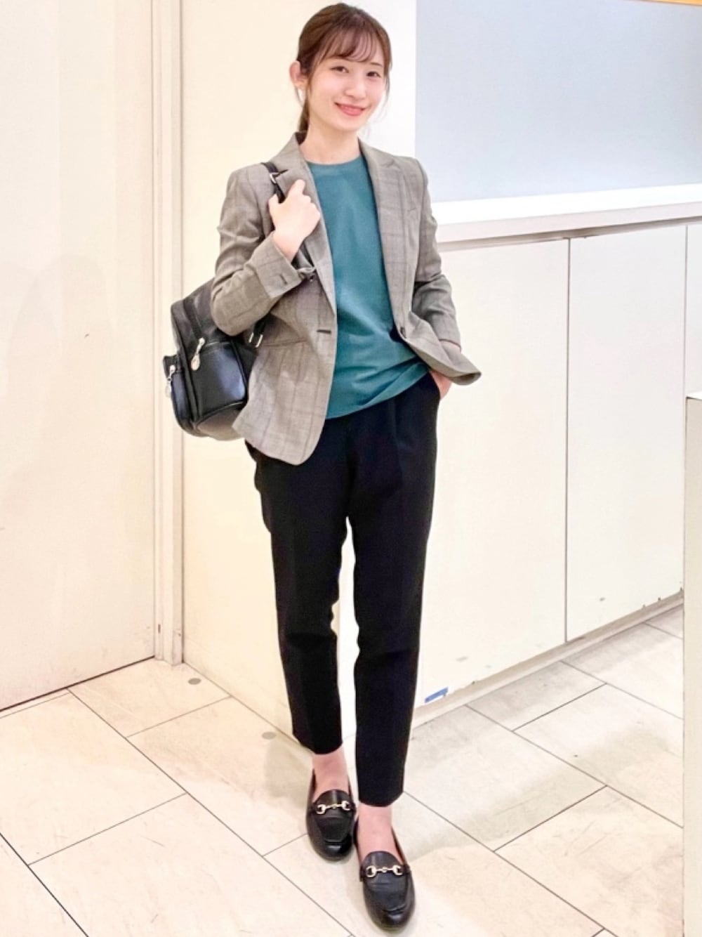 グリーン系のシャツ/ブラウス、ブラック系のスラックス、ブラック系のローファーを着用したレディースの冬コーディネートの1枚目の写真