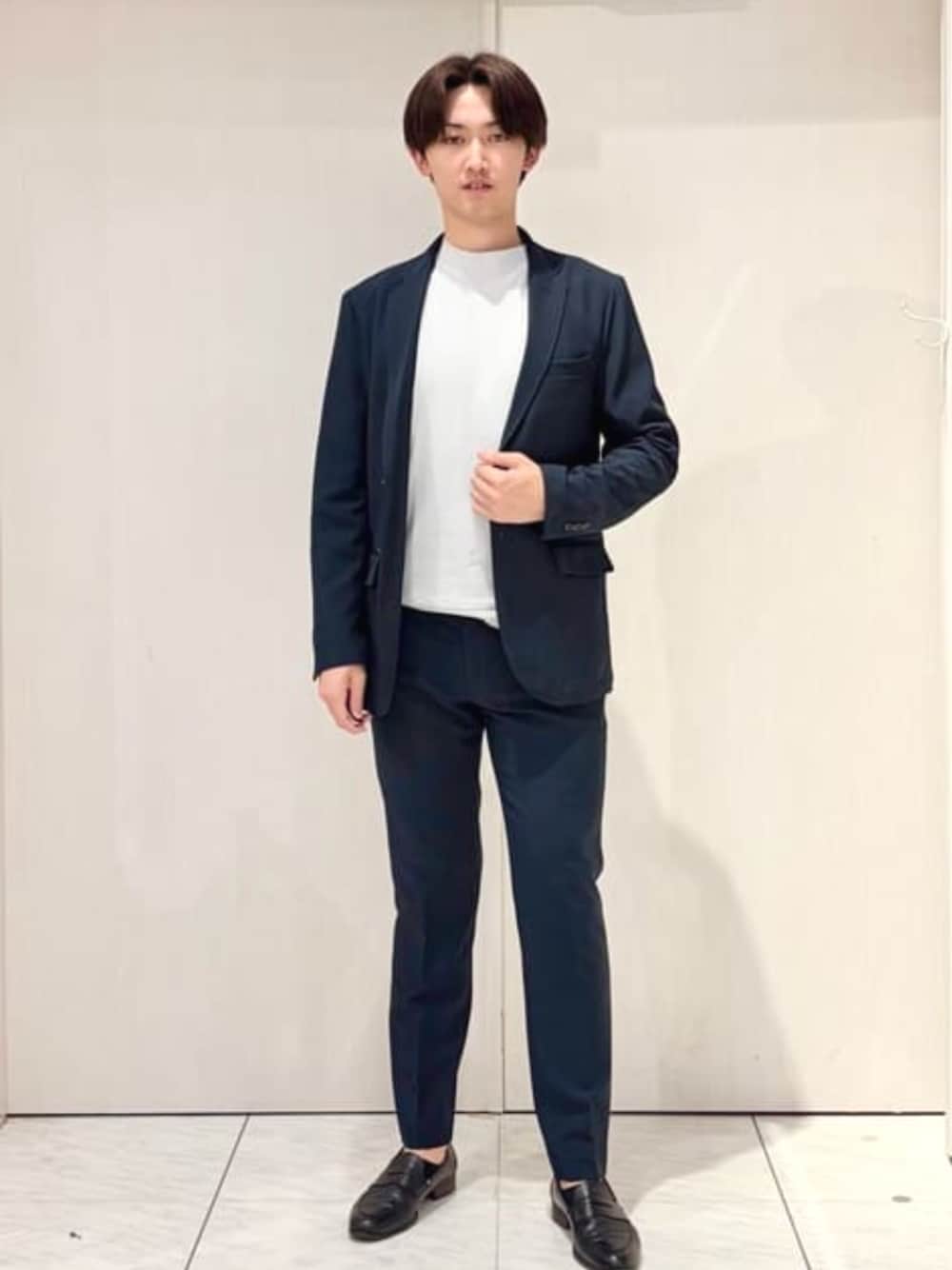 ホワイト系のTシャツ/カットソー、ブルー系のスーツセット、ブラック系のドレスシューズを着用したメンズの秋コーディネートの1枚目の写真