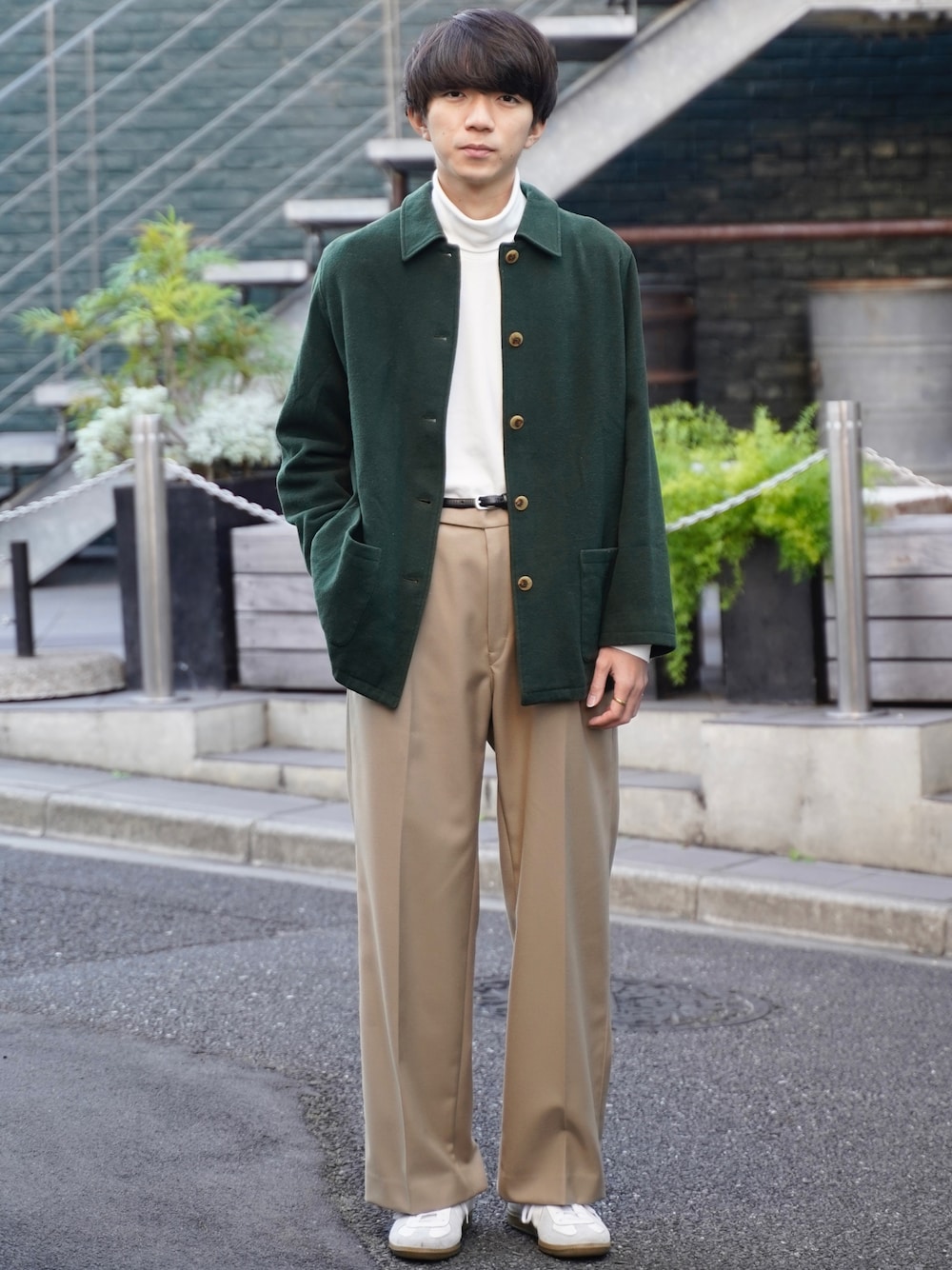 「私の推しブランド、プチプラ、UNIQLO、UNIQLO U、大人カジュアル、きれいめカジュアル、古着MIX、タックイン、アースカラー、グリーン、ベージュ、タートルネック、ワイドパンツ、チノパン、白スニーカー」｜「古着のアイテム（カバーオール、グリーン系）」を使った、taniさん（メンズ・178cm）の冬コーディネートの1枚目の写真