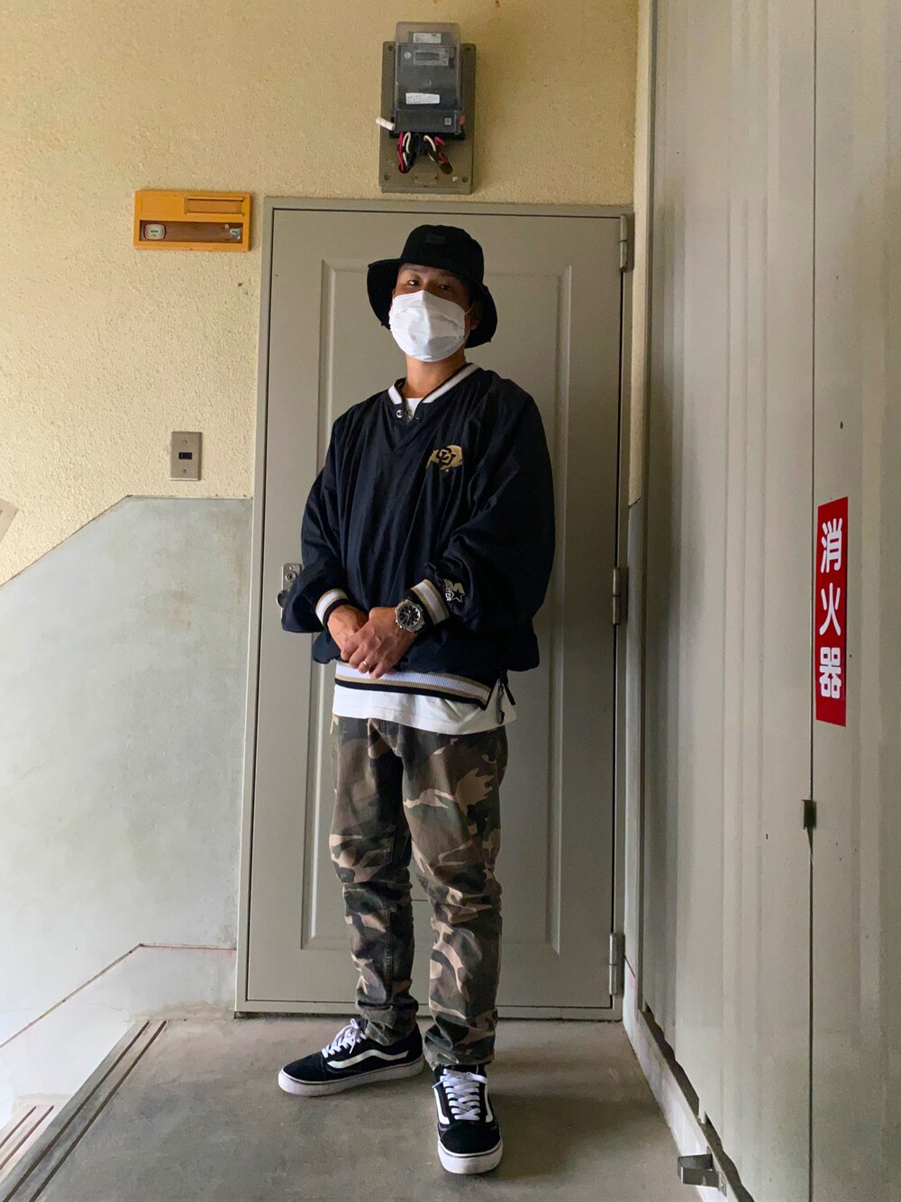 「ストリート、90s、古着、秋のコーデ、秋服、おしゃれさんと繋がりたい、お洒落さんとつながりたい、ストリートコーデ、プチプラコーデ、古着MIX、ナイロンジャケット、プルオーバー」｜「CELEBのアイテム（ハット、ブラック系）」を使った、k.s.ppさん（メンズ・168cm）の秋コーディネートの1枚目の写真