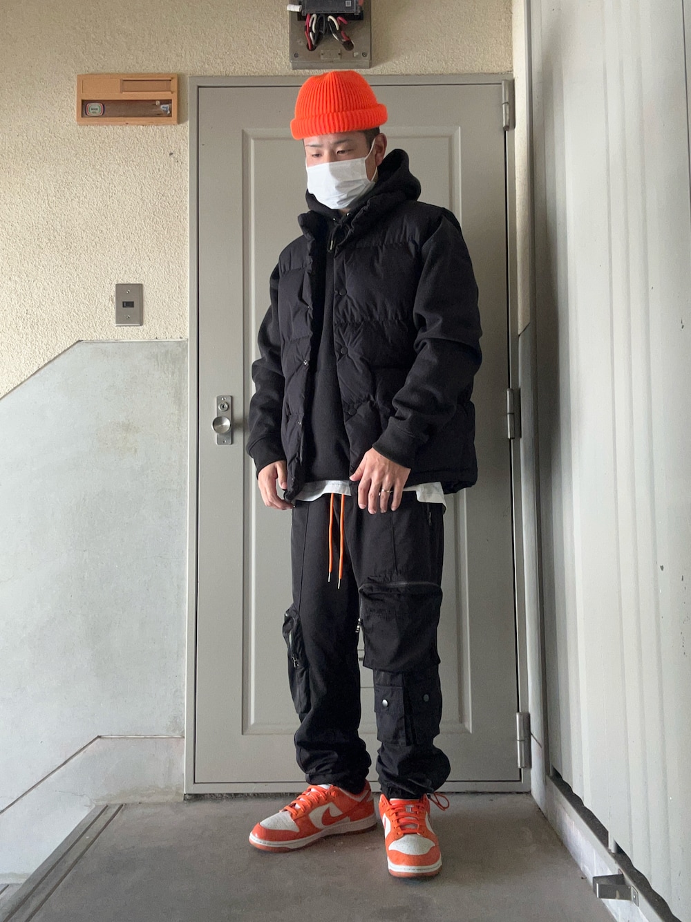 「オレンジ、ビーニー、NIKE、ダンク、ダンクロー、ブラック、シンフルコーデ、ストリート、ストリートコーデ、ストリートMIX、プチプラ、メンズコーデ、ベスト、EPTM.、黒」｜「ROTHCOのROTHCO ロスコ ACRYLIC ワッチキャップ（ニットキャップ/ビーニー、オレンジ系）」を使った、k.s.ppさん（メンズ・168cm）の冬コーディネートの1枚目の写真