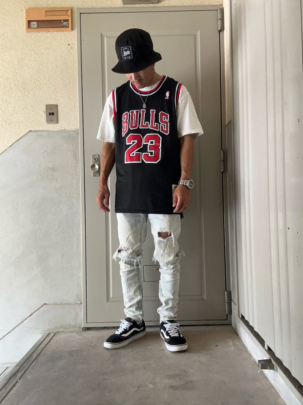 「ストリート、タンクトップ、重ね着、ダメージデニムパンツ、VANS、ユニフォーム、ゲームシャツ、シカゴブルズ、バケハ、バケットハット、NBA、mnml、MOBB、ブラック、ストリートコーデ」｜「mobbのアイテム（ハット、ブラック系）」を使った、k.s.ppさん（メンズ・168cm）の夏コーディネートの1枚目の写真
