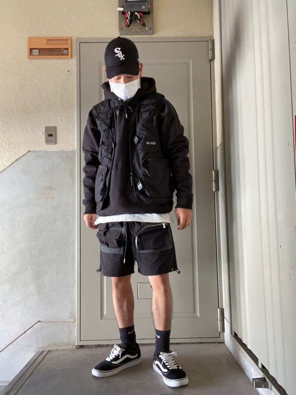 「お洒落さんとつながりたい、ハーフパンツ、オールブラック、ブラック、キャップ、ストリート、ストリートファッション、フィッシングベスト、ベスト、スニーカー、服好きな人と繋がりたい、パーカー、プルオーバー、プチプラ、低身長男子」｜「'47の【47 / フォーティーセブン】NYロゴ ローキャップ（キャップ、ベージュ系）」を使った、k.s.ppさん（メンズ・168cm）の冬コーディネートの1枚目の写真