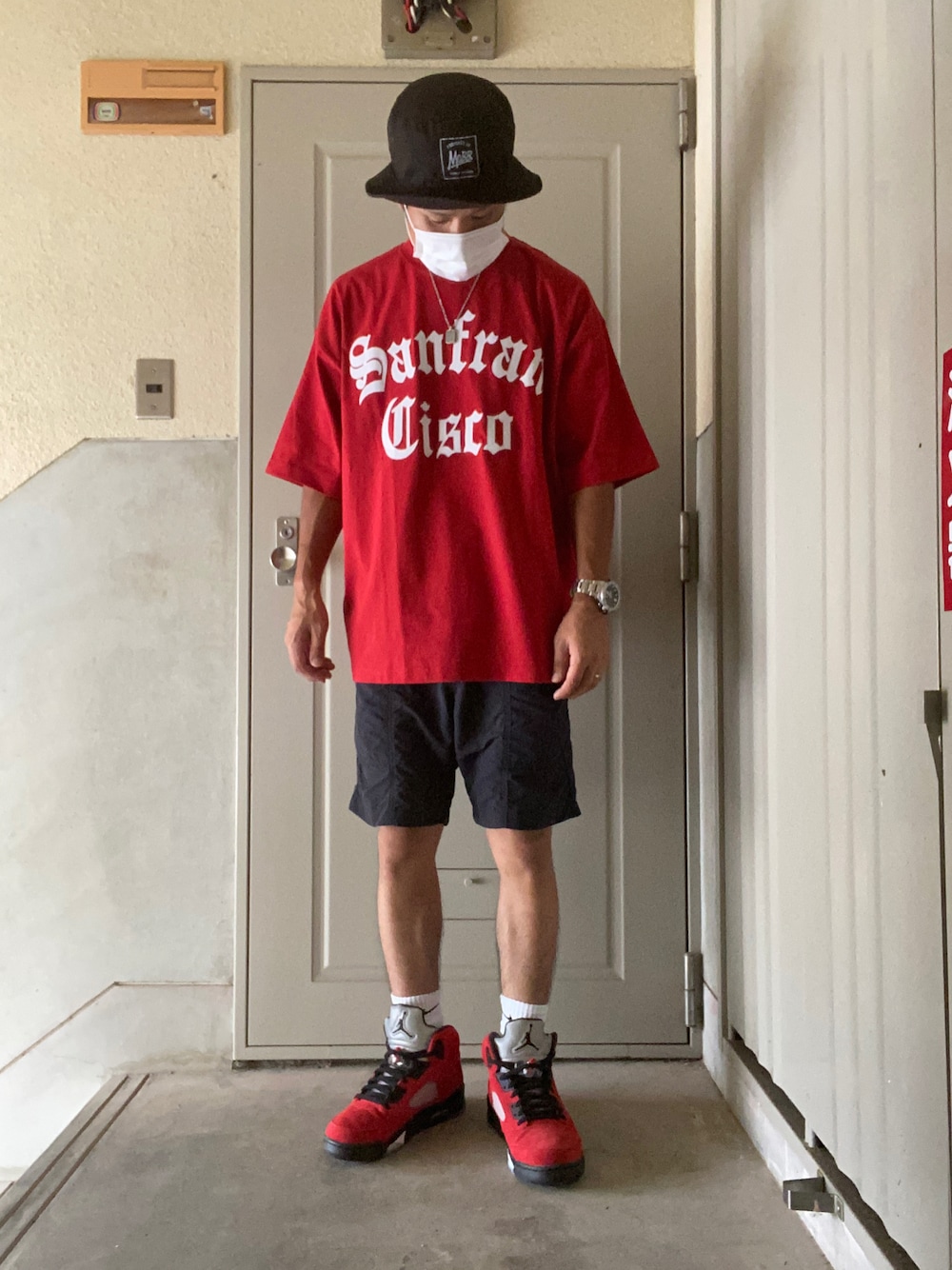 「シンプル、ビックシルエット、夏だ！Tシャツ着よう！、半袖シャツ、ストリートMIX、ストリートコーデ、お洒落さんとつながりたい、レッド、赤、ストリート、バケットハット、スニーカー、Jordan、ナイキ、Tシャツコーデ」｜「mobbのアイテム（ハット、ブラック系）」を使った、k.s.ppさん（メンズ・168cm）の夏コーディネートの1枚目の写真