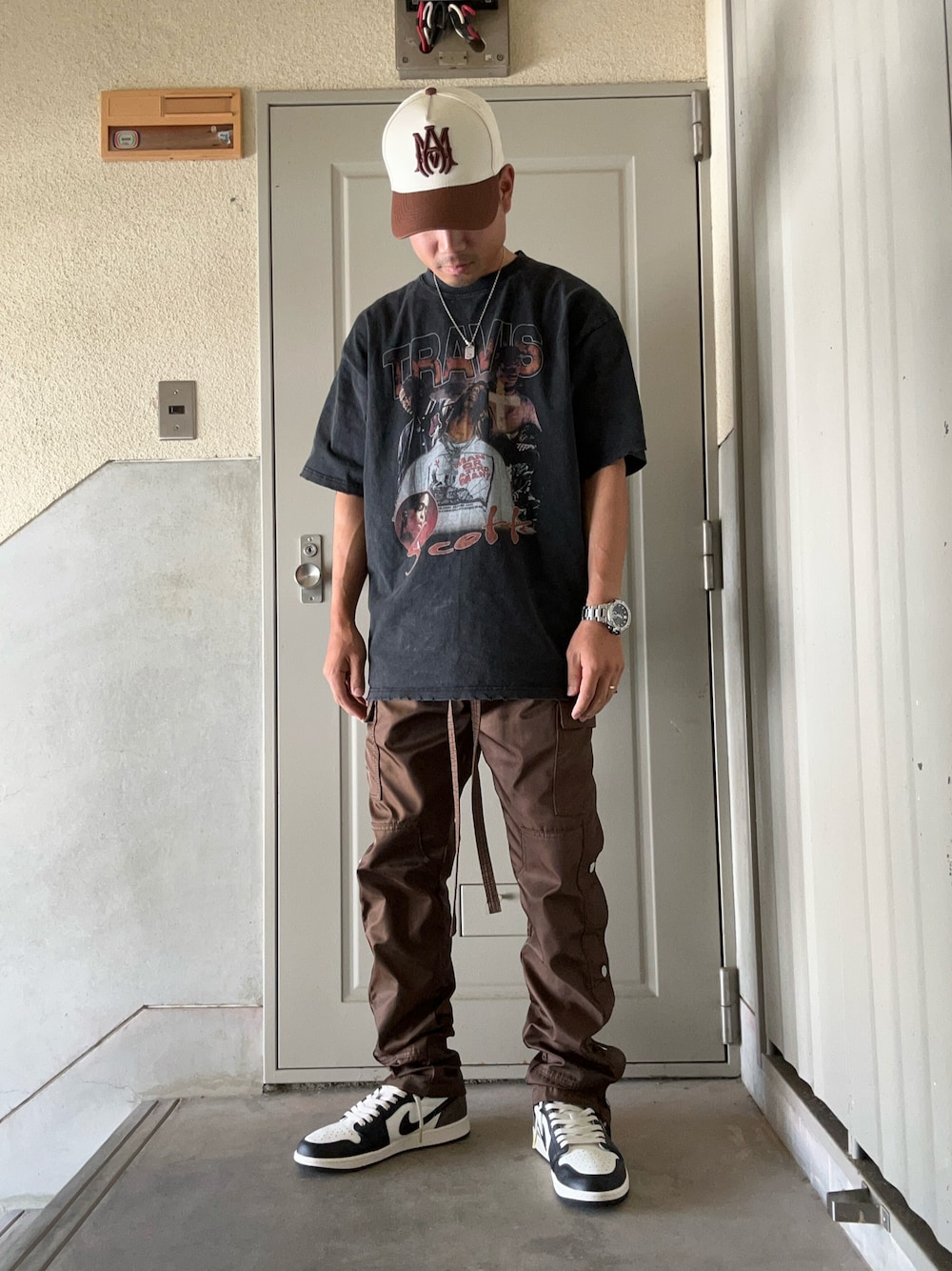 「aj1、aj1mocha、aj1low、スニーカー、ブラウン、AMIRI、トラヴィス スコット、travisscott、mnml、ストリート、カーゴパンツ、プリントT、ストリートコーデ、シンプル、今日のコーデ」｜「AMIRIのアイテム（キャップ、ブラウン系）」を使った、k.s.ppさん（メンズ・168cm）の秋コーディネートの1枚目の写真