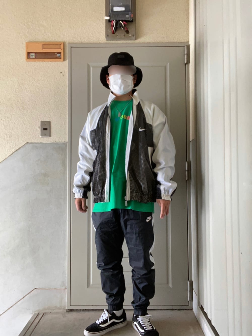 「休日スタイル、シンプルコーデ、オーバーサイズ、バケットハット、ストリート、古着、モノトーンコーデ、グリーン、90s、黒、古着MIX、ビッグシルエット、ナイロンパンツ、MOBB」｜「CELEBのアイテム（ハット、ブラック系）」を使った、k.s.ppさん（メンズ・168cm）の冬コーディネートの1枚目の写真