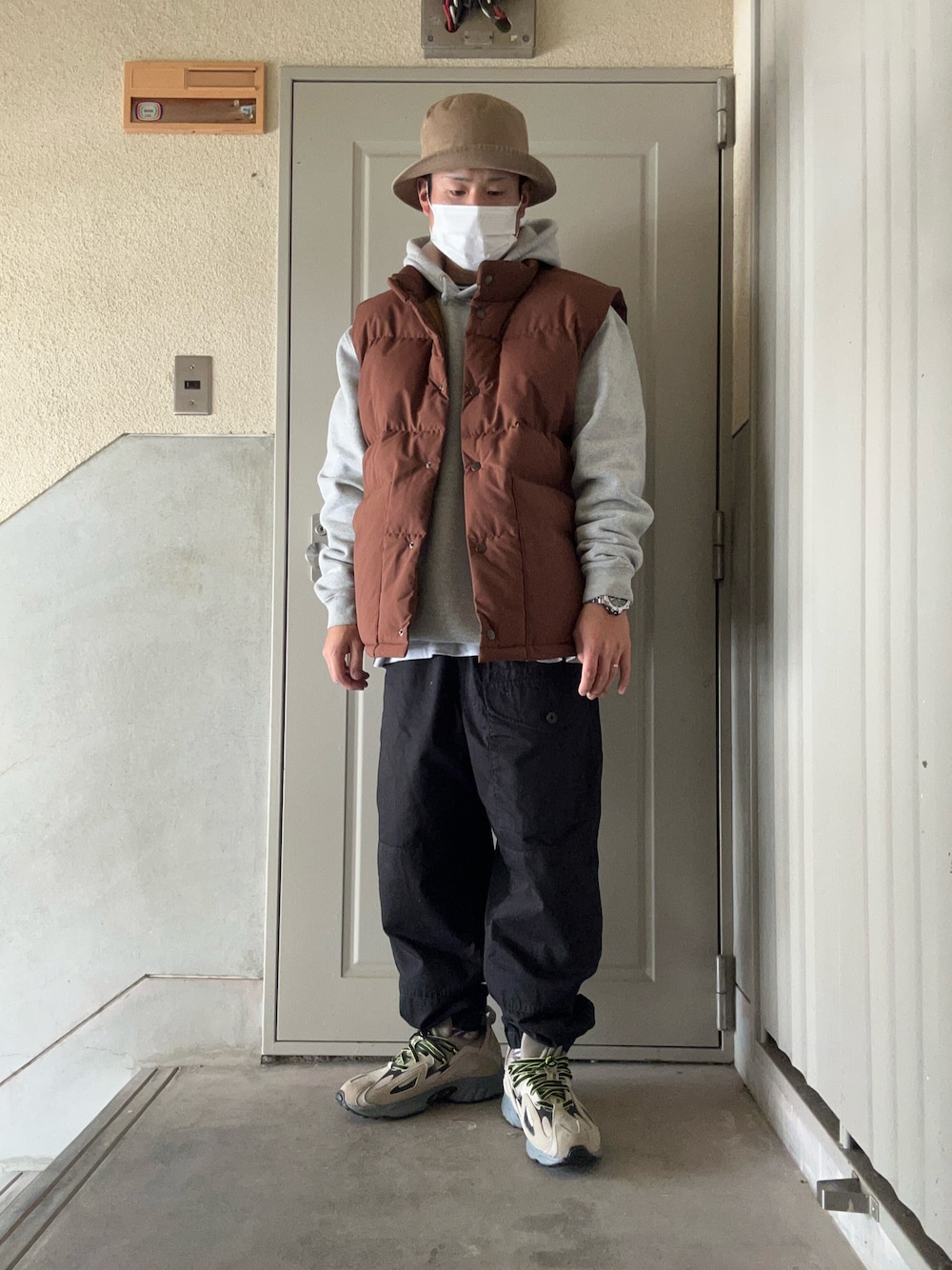 「ブラウン、パーカー、ベージュ、バケットハット、バケハ、カーゴパンツ、グレー、ベスト、ダウンベスト、ストリート、プチプラ、ストリートファッション、ワイドパンツ、ビッグシルエット、ベージュ×ブラウン」｜「NEW ERAのニューエラ バケットハット BUCKET-01 NEW ERA（ハット、ベージュ系）」を使った、k.s.ppさん（メンズ・168cm）の冬コーディネートの1枚目の写真