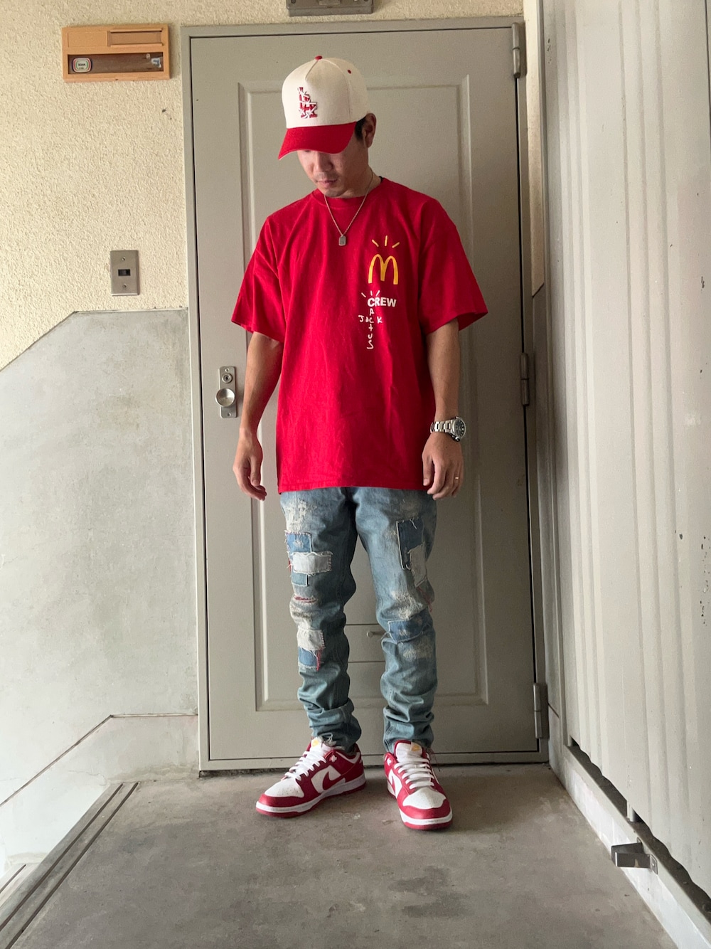 「travisscott、赤、レッド、キャップ、スニーカー、ダンクロー、ストリート、ストリートコーデ、マクドナルド、ストリートファッション、TRAVIS SCOTT、コラボTシャツ、赤×黄色、ストリートMIX、two18」｜「two18のアイテム（キャップ、レッド系）」を使った、k.s.ppさん（メンズ・168cm）の春コーディネートの1枚目の写真