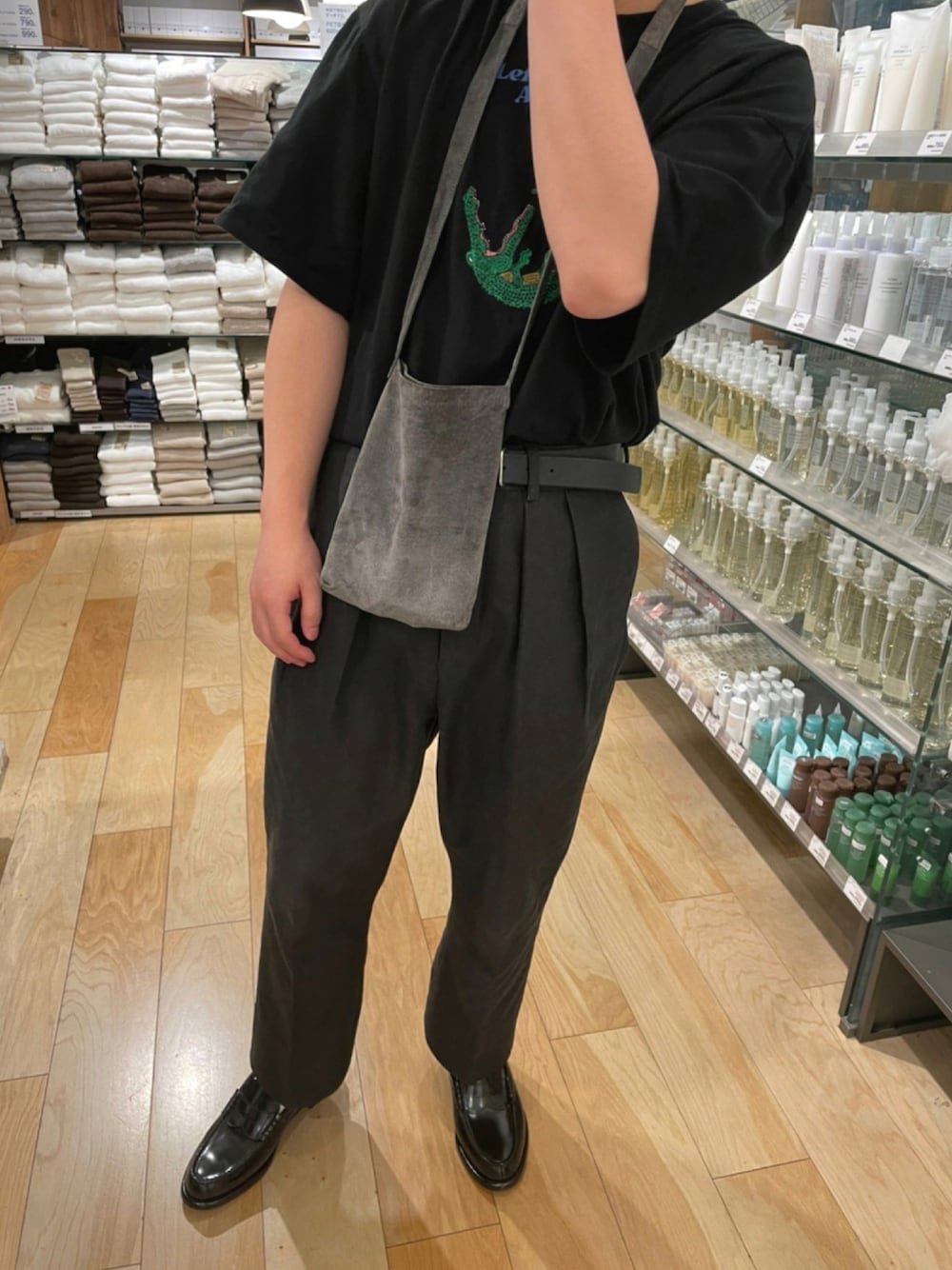 「ワントーンコーデ、ローファー、オーバーサイズ、regal、Hender Scheme、黒コーデ、Left Alone、革靴、革靴コーデ」｜「NEATのアイテム（スラックス、ブラック系）」を使った、けいすけさん（メンズ・167cm）の秋コーディネートの1枚目の写真