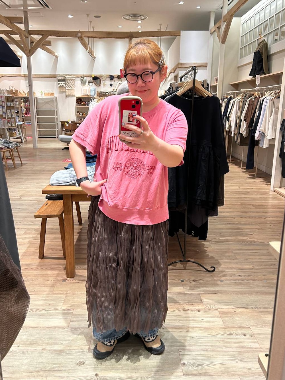 ベージュ系のスニーカー、ブルー系のデニムパンツ、ピンク系のTシャツ/カットソーを着用したレディースの秋コーディネートの1枚目の写真