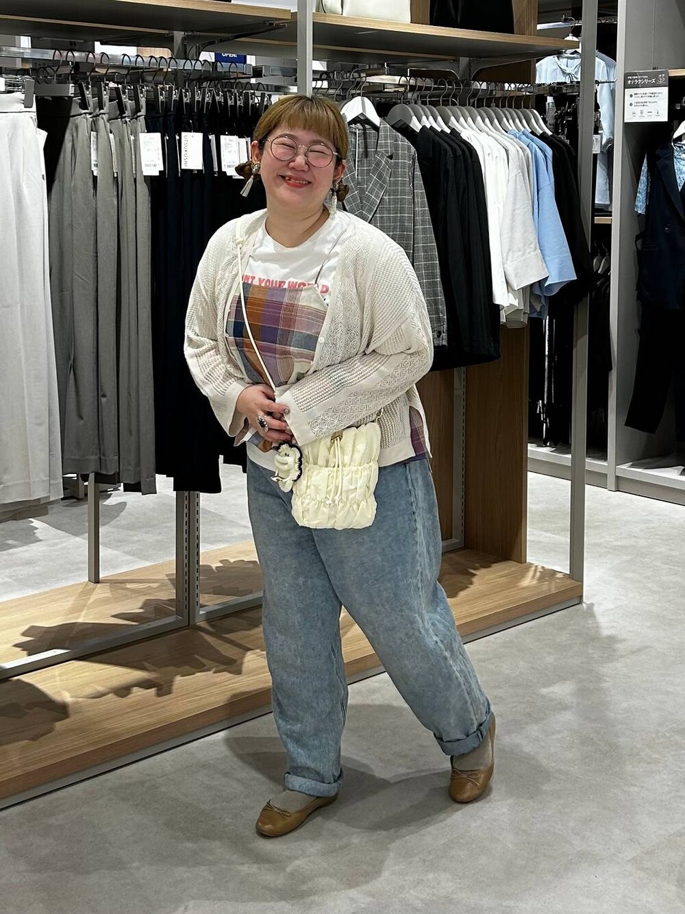 ブラウン系のバレエシューズ、ブルー系のデニムパンツ、ホワイト系のTシャツ/カットソーを着用したレディースの春コーディネートの1枚目の写真