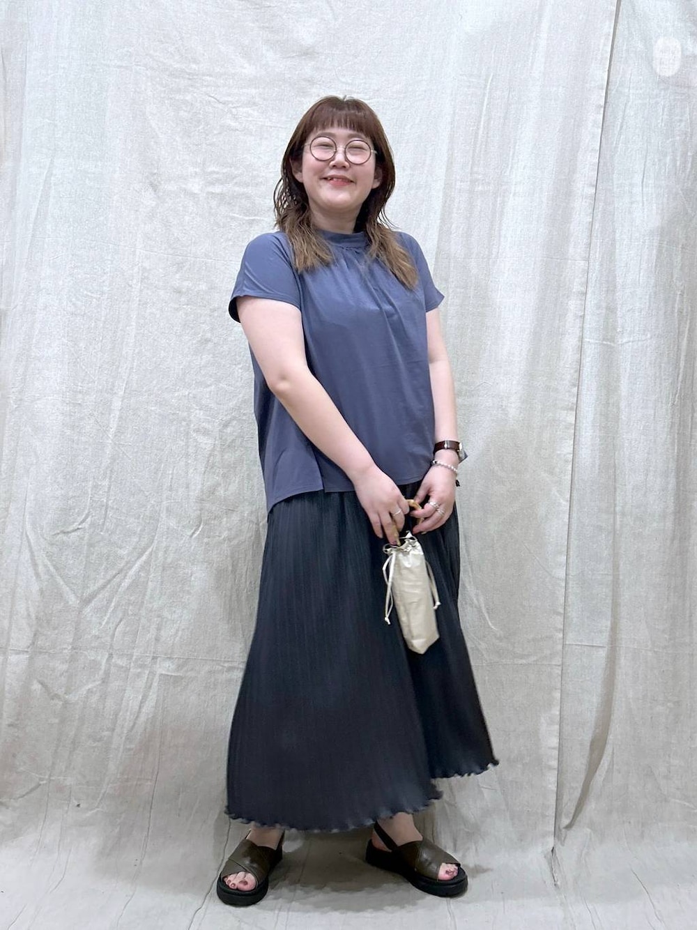 「体型カバー、着痩せ・細見え、カジュアル、ブランドミックス、ぽっちゃり_GLOBAL WORK、GLOBAL WORK、Me%、セットアップ、スカート、夏コーデ、楽ちんコーデ、サンダル、ぽっちゃりスタッフ」｜「Me%の【晴雨兼用傘】フリルミニカサ 102559（折りたたみ傘、ベージュ系）」を使った、たけちゃんさん（レディース・162cm）の夏コーディネートの1枚目の写真