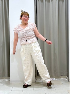 「LOWRYS FARM（ローリーズファーム）のシャーリングブラウスフレンチスリーブ　1046442（シャツ/ブラウス、ベージュ系）」を使った、たけちゃんさん（レディース・161cm）の夏コーディネート