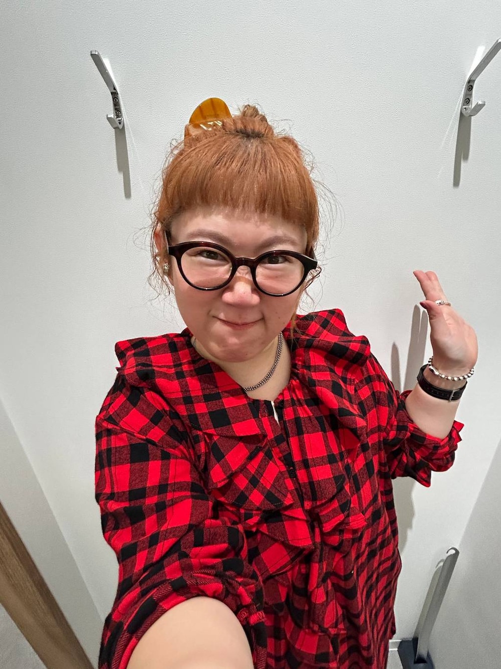 ベージュ系のスニーカーを着用したレディースの秋コーディネートの1枚目の写真