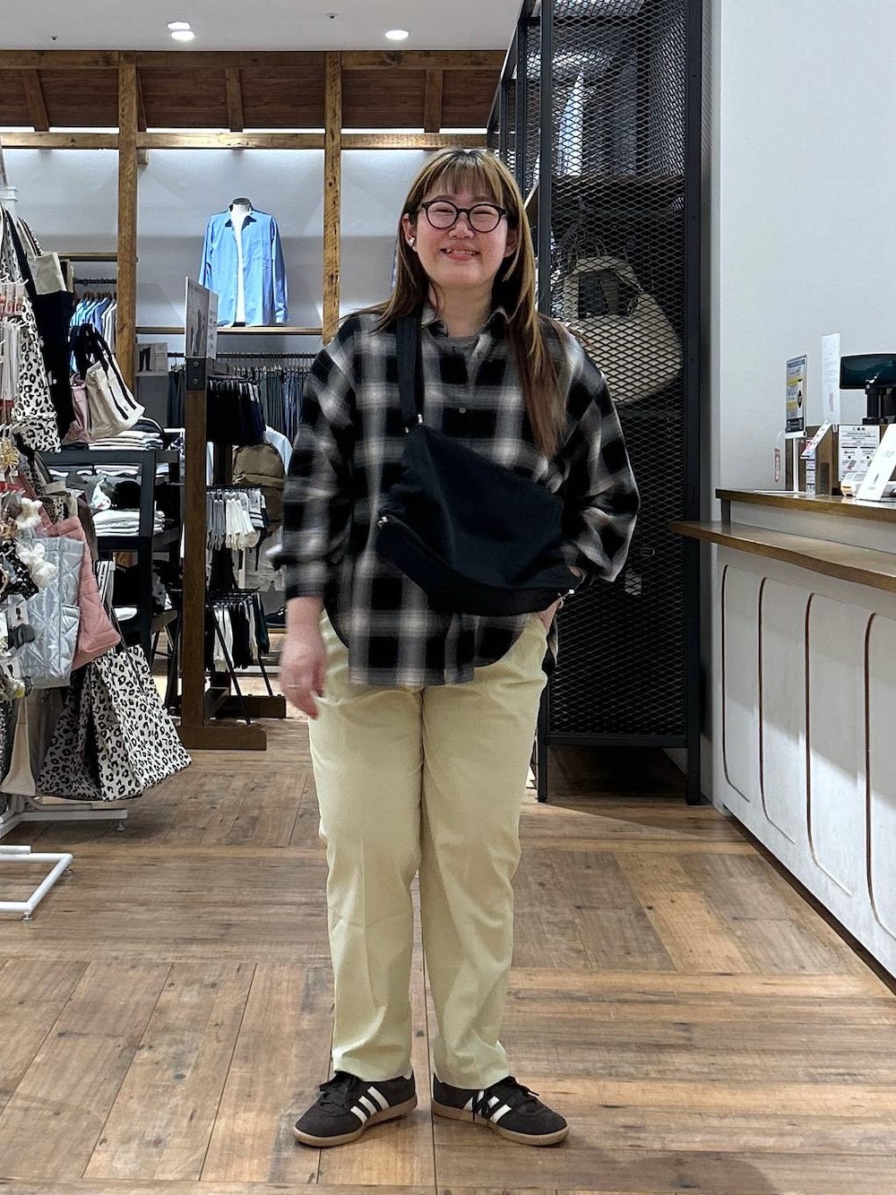 イエロー系のその他パンツ、ブラック系のショルダーバッグ、グレー系のTシャツ/カットソーを着用したレディースの春コーディネートの1枚目の写真