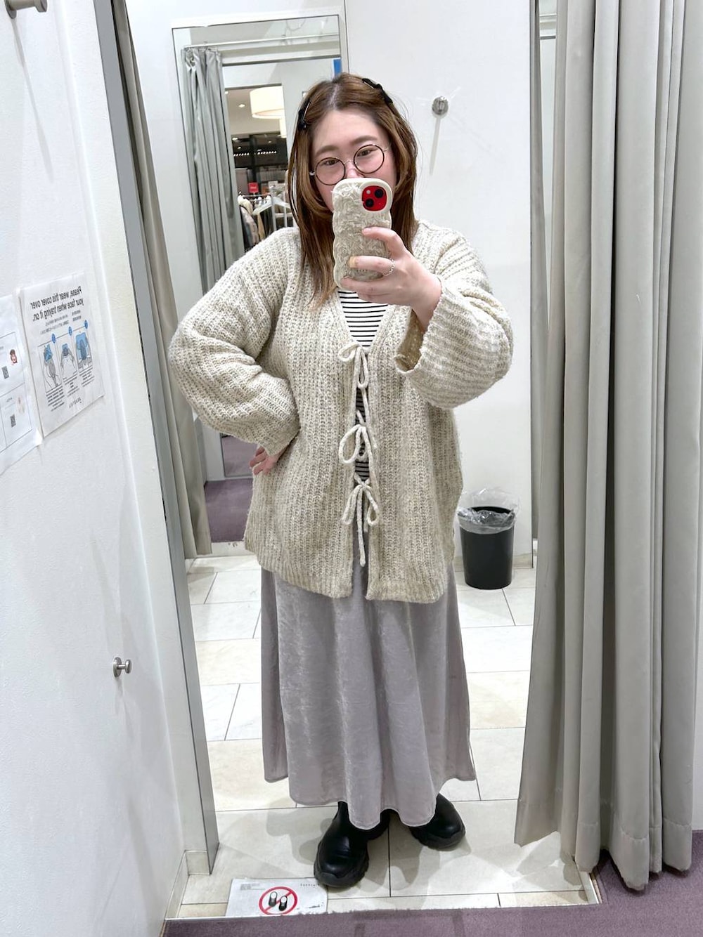 ホワイト系のTシャツ/カットソー、ベージュ系のスカート、ブラック系のブーツを着用したレディースの冬コーディネートの1枚目の写真