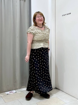 「LOWRYS FARM（ローリーズファーム）のシャーリングブラウスフレンチスリーブ　1046442（シャツ/ブラウス、ベージュ系）」を使った、たけちゃんさん（レディース・161cm）の夏コーディネート