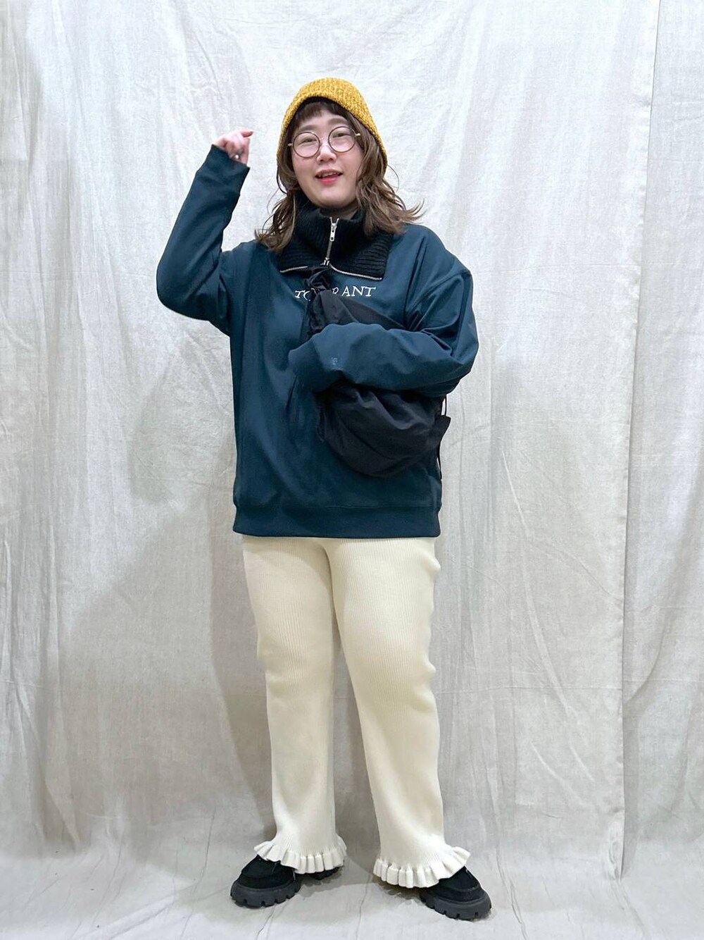 グリーン系のTシャツ/カットソー、ブラック系のモカシン/デッキシューズ、ブラック系のショルダーバッグを着用したレディースの秋コーディネートの1枚目の写真