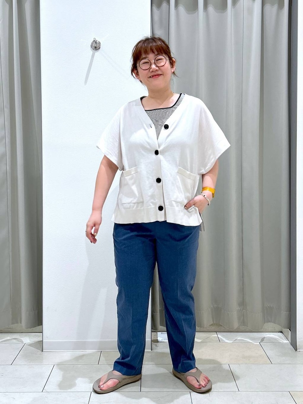 「体型カバー、着痩せ・細見え、カジュアル、ブランドミックス、ぽっちゃり_GLOBAL WORK、GLOBAL WORK、niko and ...、カーディガン、ウツクシルエット_GLOBAL WORK、ウツクシルエットパンツ_GLOBAL WORK、テーパードパンツ、夏コーデ、サンダル、BAYFLOW、楽ちんコーデ」｜「niko and...のシリコンデジタルウォッチ（デジタル腕時計、イエロー系）」を使った、たけちゃんさん（レディース・162cm）の夏コーディネートの1枚目の写真