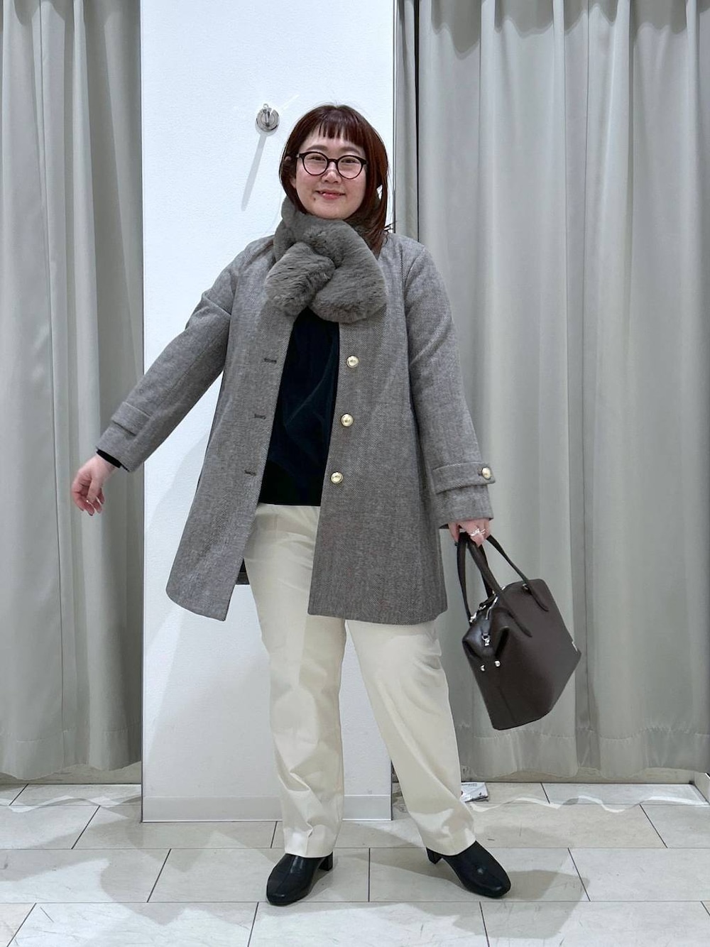「体型カバー、着痩せ・細見え、カジュアル、ブランドミックス、ぽっちゃり_GLOBAL WORK、LOWRYS FARM、GLOBAL WORK、コート、メルティニット_GLOBAL WORK、ニット、ウツクシルエット_GLOBAL WORK、テーパードパンツ、ブーツ、ボストンバッグ、冬コーデ」｜「GLOBAL WORKのあったかウツクシルエットテーパードパンツ/115428（その他パンツ、ホワイト系）」を使った、たけちゃんさん（レディース・162cm）の冬コーディネートの1枚目の写真