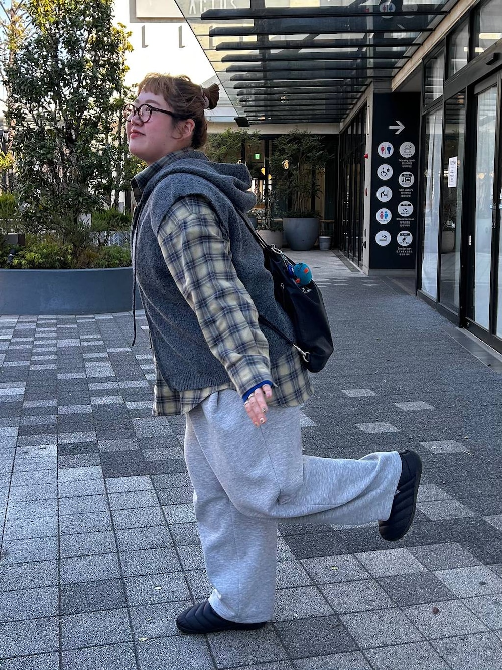 グレー系のベストを着用したレディースの冬コーディネートの1枚目の写真