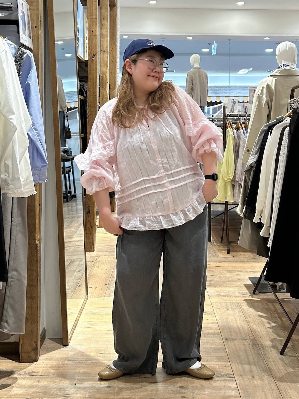 ブラウン系のバレエシューズ、ピンク系のシャツ/ブラウス、ブラック系のデニムパンツを着用したレディースの春コーディネートの1枚目の写真