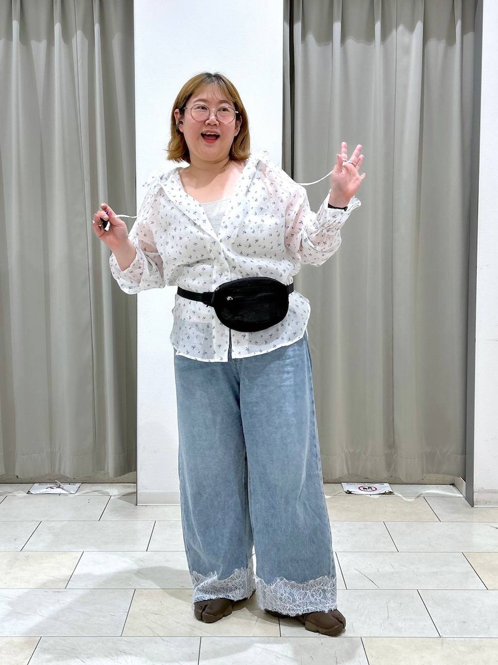 ブルー系のデニムパンツ、シルバー系のタンクトップ、その他のシャツ/ブラウスを着用したレディースの夏コーディネートの1枚目の写真