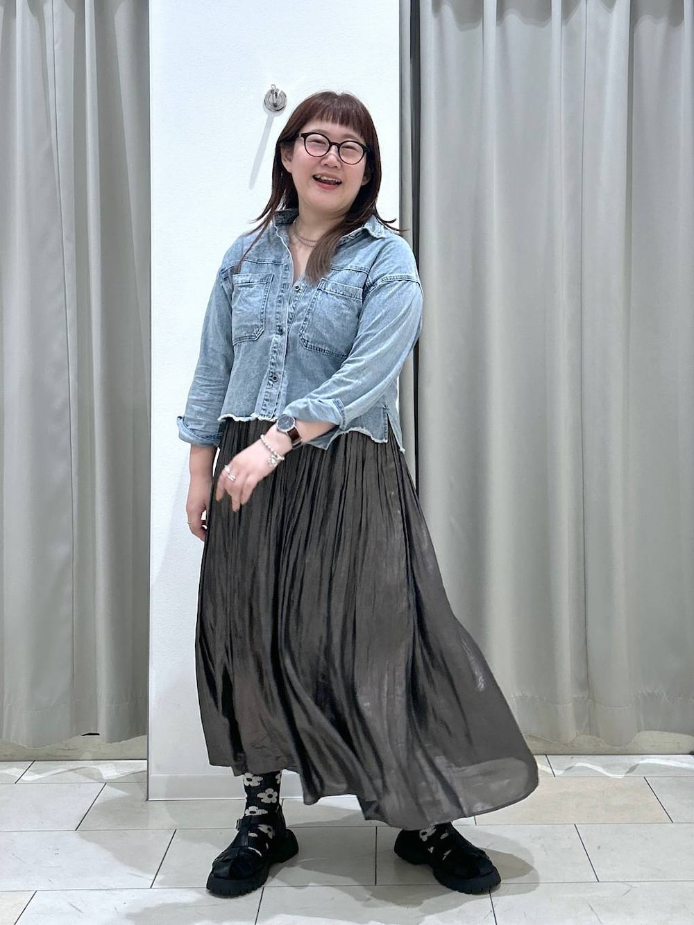 「bijorie、カップ付きインナー、シャツ、スカート、秋コーデ、ぽっちゃりスタッフ、体型カバー、着痩せ・細見え、カジュアル、ブランドミックス、ぽっちゃり_GLOBAL WORK、GLOBAL WORK」｜「GLOBAL WORKのGOODデニムクロップドシャツ/115551（シャツ/ブラウス、ブルー系）」を使った、たけちゃんさん（レディース・162cm）の秋コーディネートの1枚目の写真