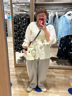 「LOWRYS FARM（ローリーズファーム）のカットイージーコクーンパンツ　292362（スウェットパンツ、グレー系）」を使った、たけちゃんさん（レディース・161cm）の春コーディネート