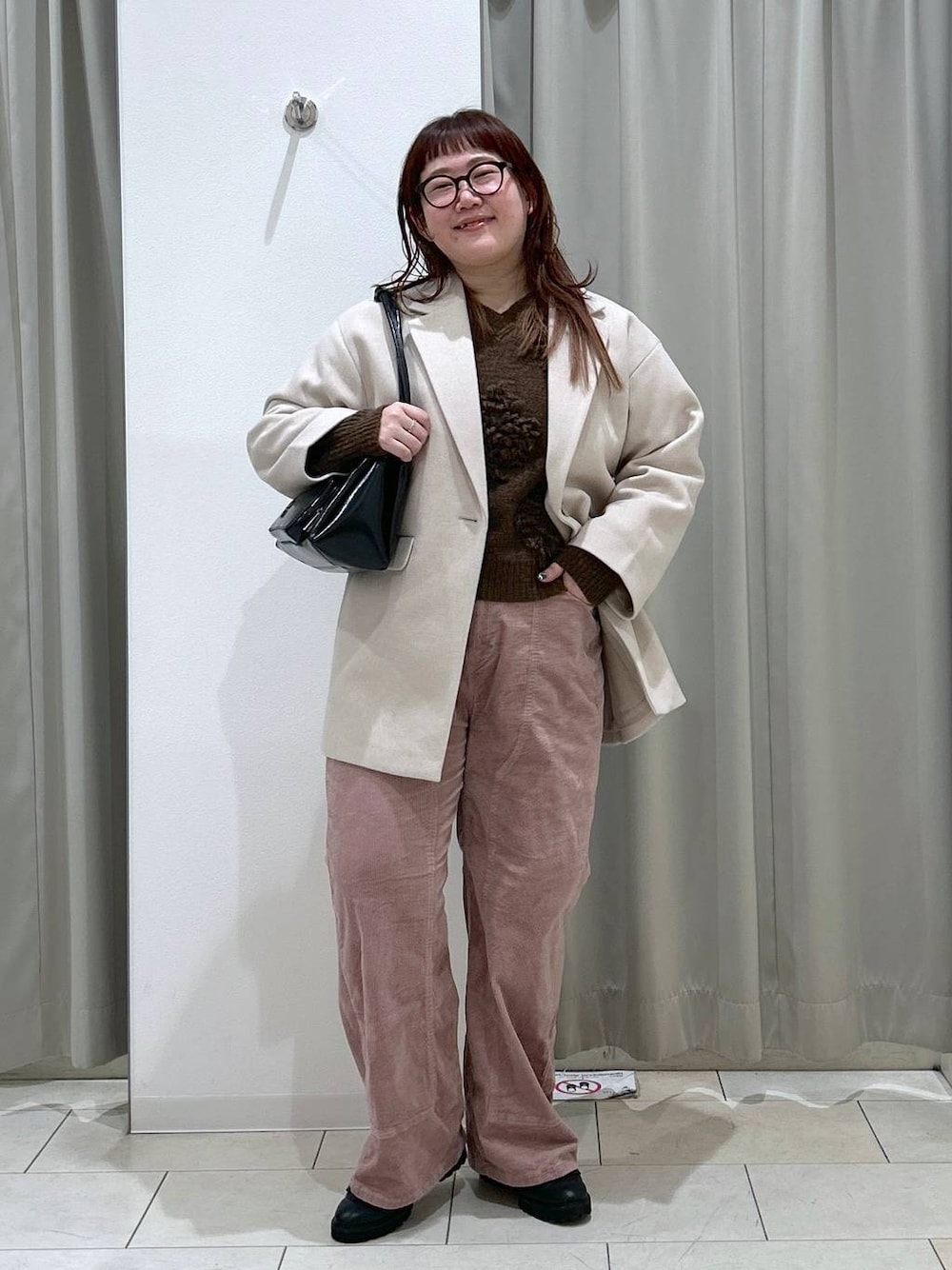 「体型カバー、着痩せ・細見え、カジュアル、ブランドミックス、ぽっちゃり_GLOBAL WORK、LOWRYS FARM、GLOBAL WORK、卑弥呼、niko and ...、ジャケット、ニット、パンツ、ローファー、冬コーデ、冬アウター」｜「GLOBAL WORKの軽やかストレッチミドルジャケット/115512（テーラードジャケット、ベージュ系）」を使った、たけちゃんさん（レディース・162cm）の冬コーディネートの1枚目の写真