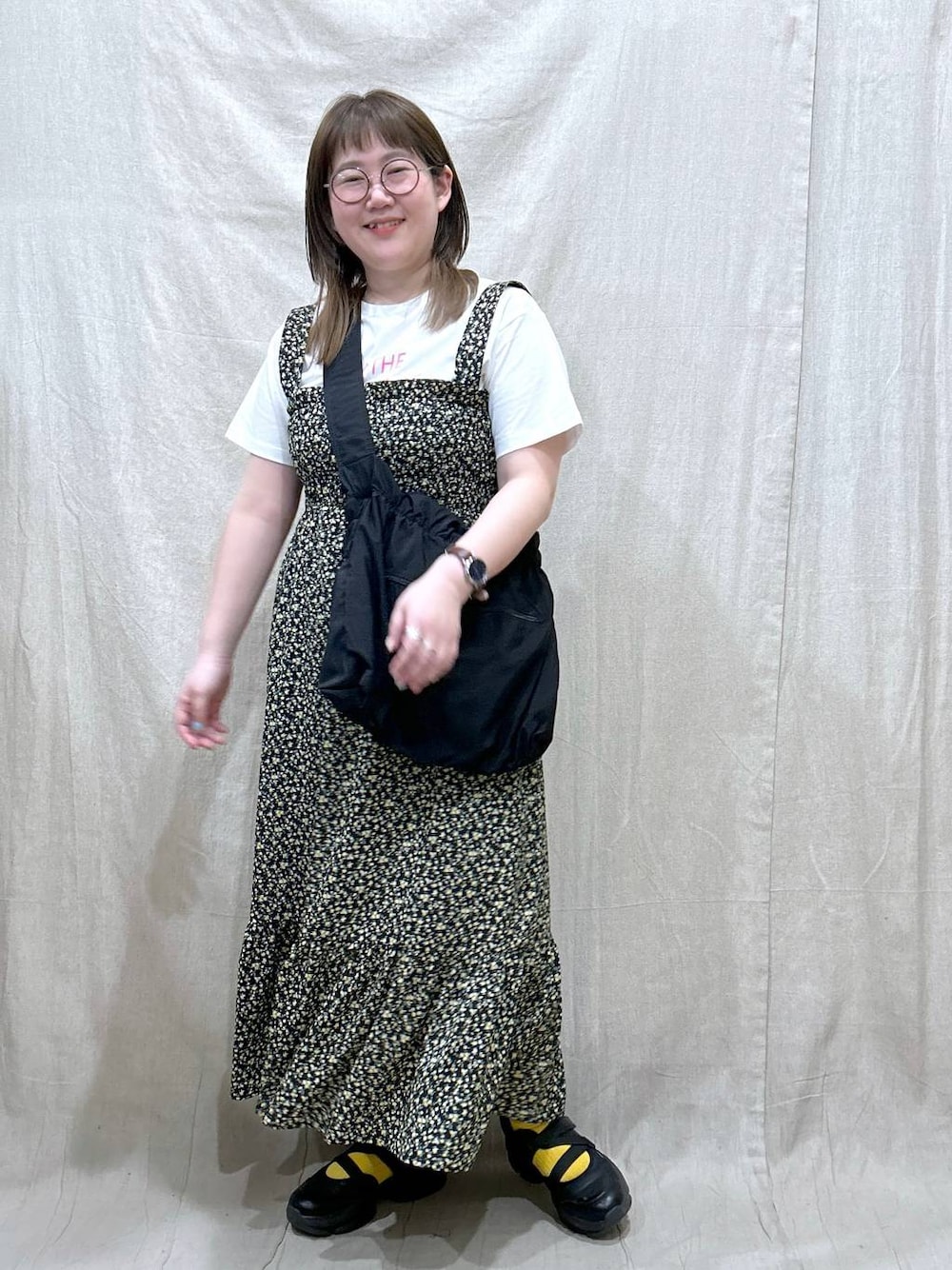 「ワンピース、体型カバー、着痩せ・細見え、カジュアル、ぽっちゃり_GLOBAL WORK、LOWRYS FARM、Tシャツ、スニーカー、ぽっちゃりスタッフ」｜「LOWRYS FARMのサイドオープンスニーカー 100499（サンダル、ブラック系）」を使った、たけちゃんさん（レディース・162cm）の春コーディネートの1枚目の写真
