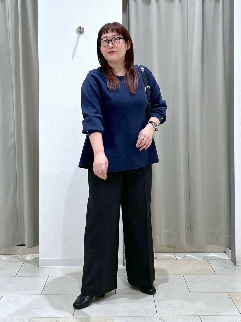 ブルー系のニット/セーター、ブラック系のその他パンツ、ブラック系のブーツを着用したレディースの秋コーディネートの1枚目の写真