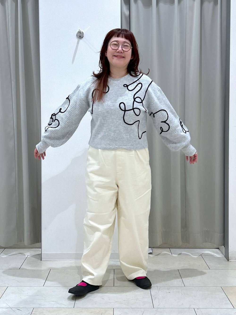 ホワイト系のその他パンツ、グレー系のニット/セーターを着用したレディースの冬コーディネートの1枚目の写真