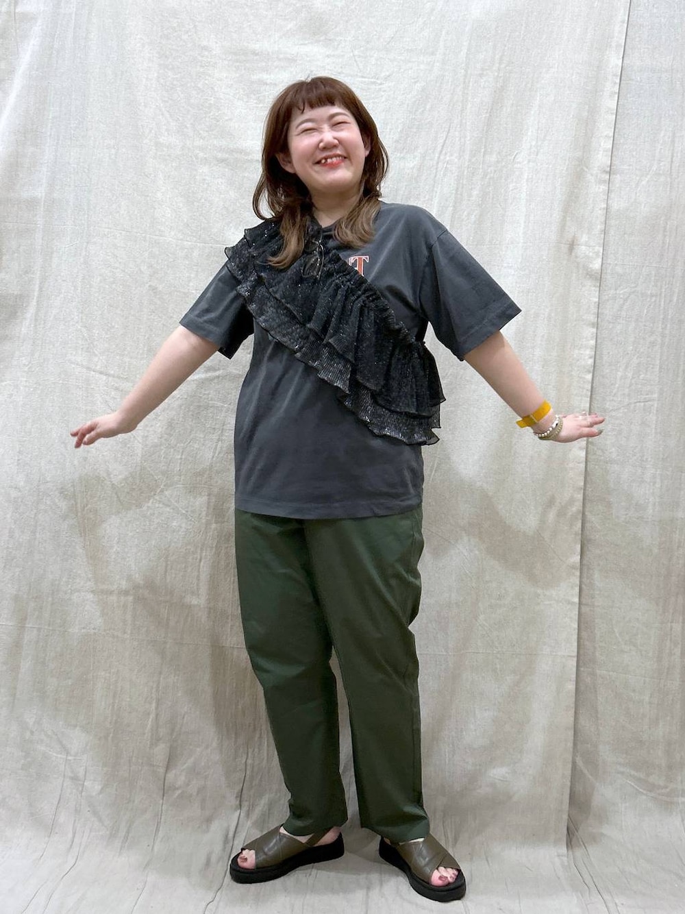 グリーン系のサンダル、グリーン系のその他パンツ、グレー系のTシャツ/カットソーを着用したレディースの夏コーディネートの1枚目の写真