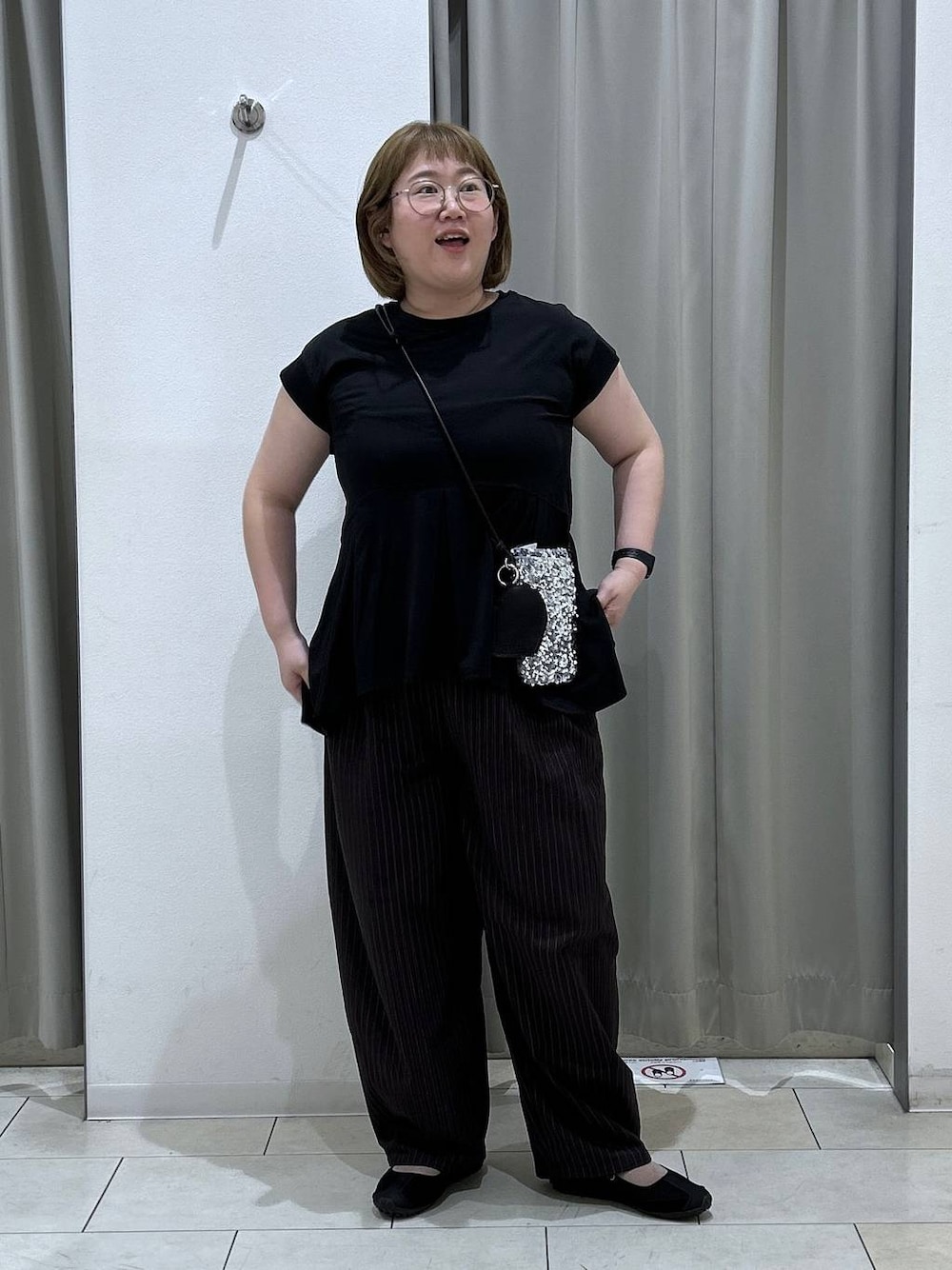 ブラウン系のその他パンツ、ブラック系のスニーカー、ブラック系のTシャツ/カットソーを着用したレディースの夏コーディネートの1枚目の写真