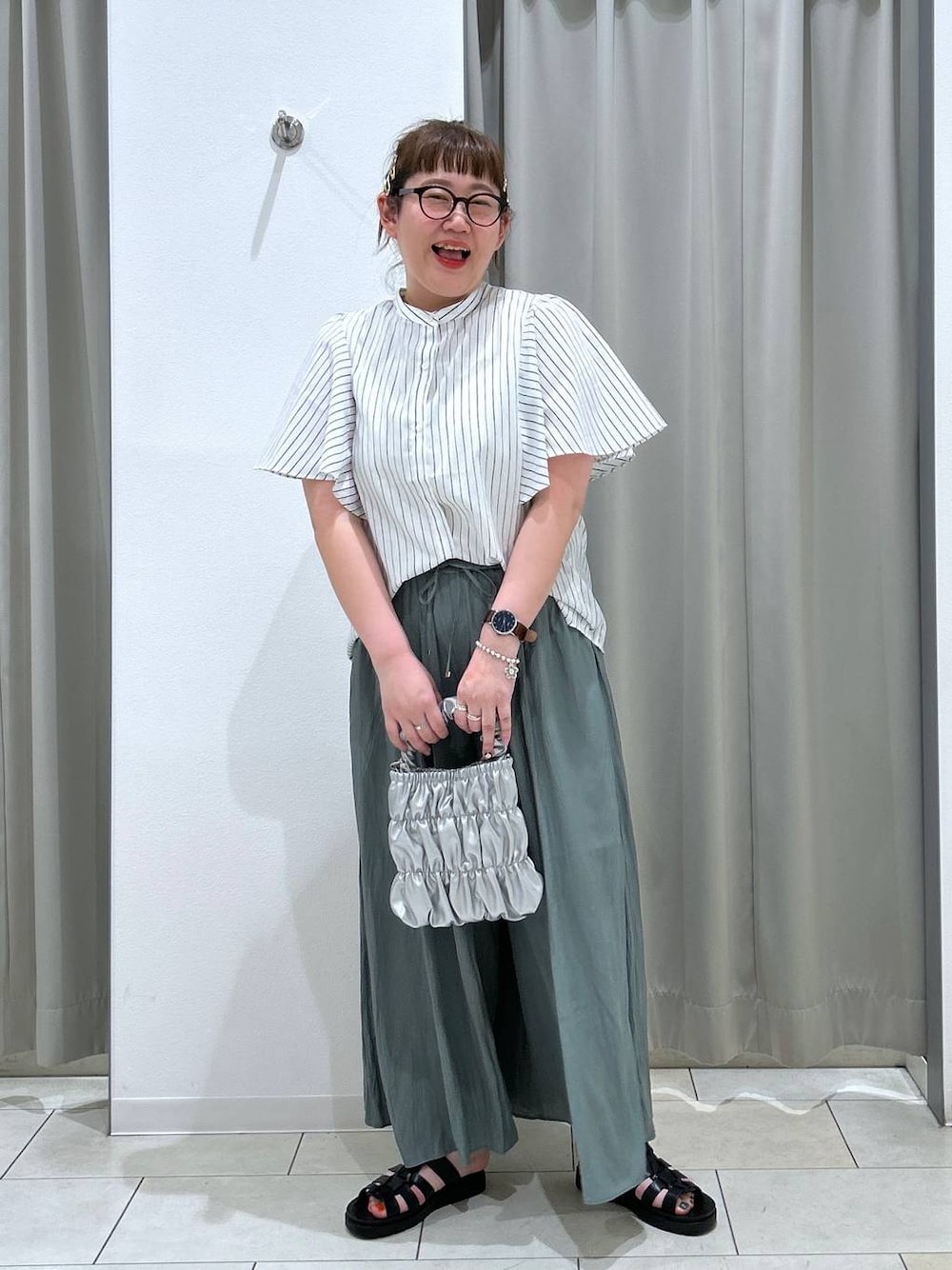 ブラック系のスニーカー、グリーン系のその他パンツ、グレー系のショルダーバッグを着用したレディースの春コーディネートの1枚目の写真