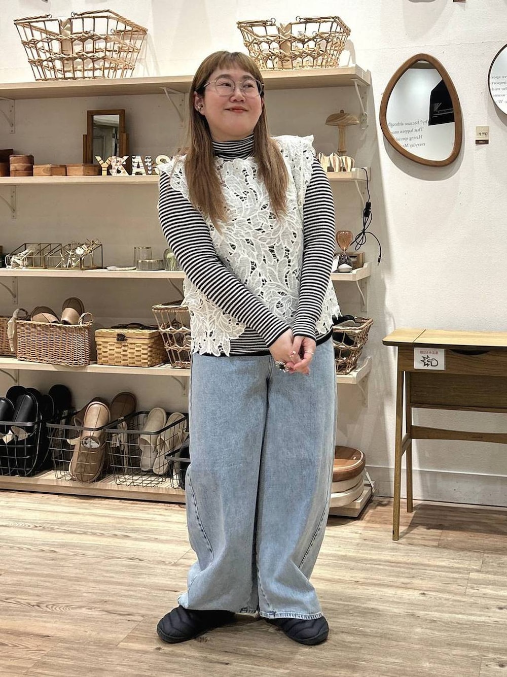 その他のニット/セーター、ホワイト系のベスト、ブルー系のデニムパンツを着用したレディースの冬コーディネートの1枚目の写真