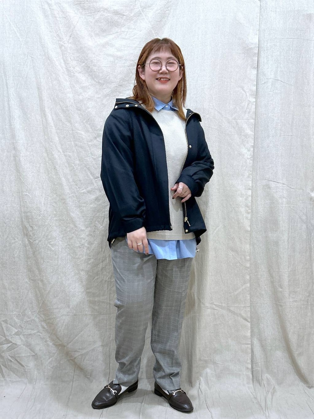 グレー系のその他パンツ、ブルー系のシャツ/ブラウス、ホワイト系のニット/セーターを着用したレディースの秋コーディネートの1枚目の写真