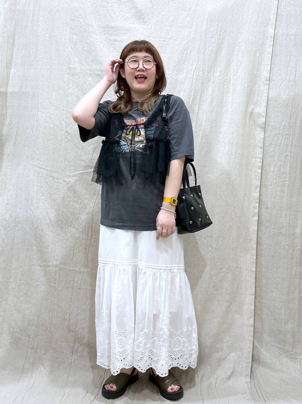 ホワイト系のスカート、グレー系のTシャツ/カットソー、グリーン系のサンダルを着用したレディースの夏コーディネートの1枚目の写真