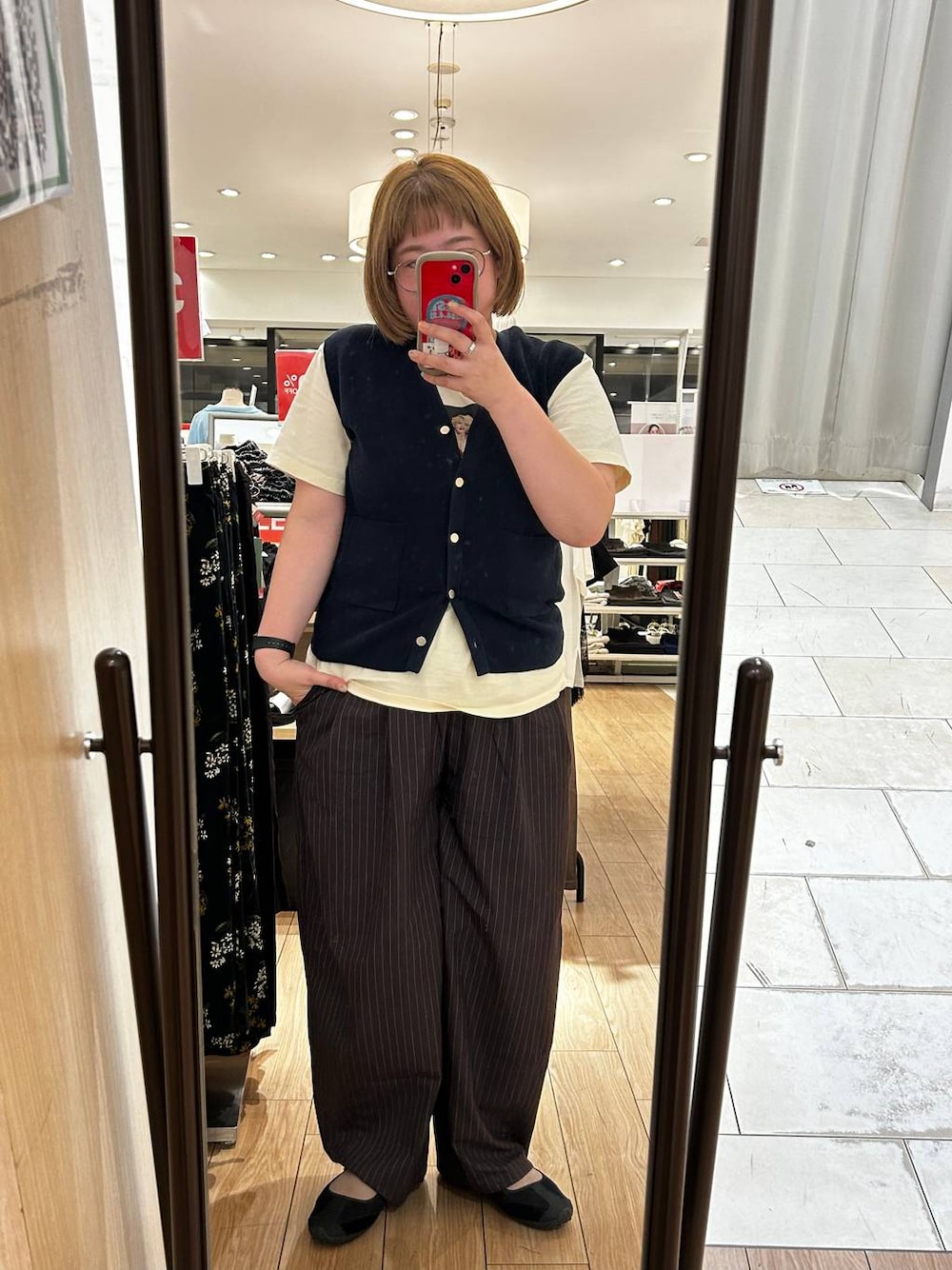 ブラウン系のその他パンツ、ブルー系のベスト、ブラック系のスニーカーを着用したレディースの夏コーディネートの1枚目の写真