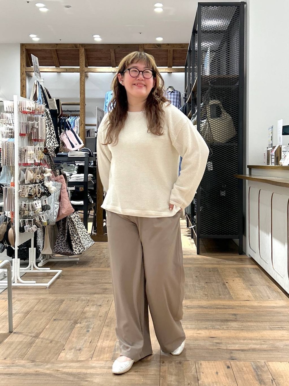 シルバー系のパンプス、ホワイト系のニット/セーター、ブラウン系のその他パンツを着用したレディースの春コーディネートの1枚目の写真