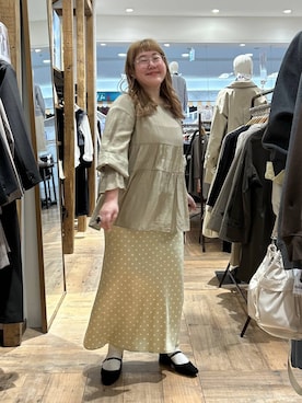 「LOWRYS FARM（ローリーズファーム）のストレッチサテンスカート　 290120（スカート、ベージュ系）」を使った、たけちゃんさん（レディース・161cm）の春コーディネート