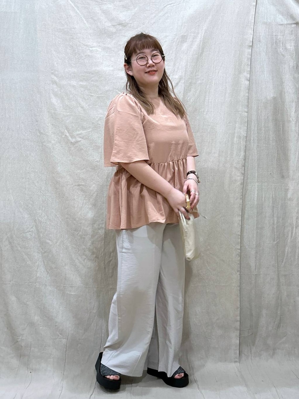 「体型カバー、着痩せ・細見え、カジュアル、ブランドミックス、ぽっちゃり_GLOBAL WORK、LOWRYS FARM、GLOBAL WORK、ワイドパンツ、夏コーデ、ぽっちゃりスタッフ」｜「Me%の【晴雨兼用傘】フリルミニカサ 102559（折りたたみ傘、ベージュ系）」を使った、たけちゃんさん（レディース・162cm）の夏コーディネートの1枚目の写真
