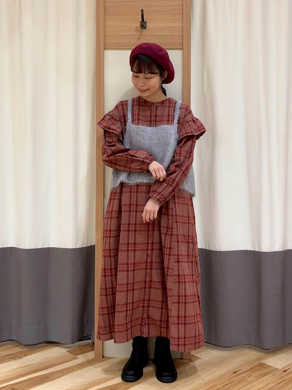「Samansa Mos2、サマンサ モスモス(Samansa Mos2)、赤チェック、ワンピース、ビスチェ、２ＷＡＹ、ベレー帽、冬コーデ、レトロ」｜「Samansa Mos2のバスクベレー帽（ハット、レッド系）」を使った、🌱メグミさん（レディース・154cm）の冬コーディネートの1枚目の写真