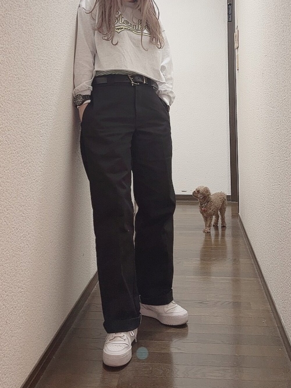 「今日のコーデ、カジュアル、レイヤードスタイル、ショート丈トップス、スウェット、ストリート、グリーン、カレッジ、白スニーカー、厚底シューズ」｜「DickiesのDickies/ディッキーズ オリジナル 874 ワイドチノパンツ/ワークパンツ/シェフパンツ（チノパンツ、ブラック系）」を使った、かすみさん（レディース・158cm）の春コーディネートの1枚目の写真