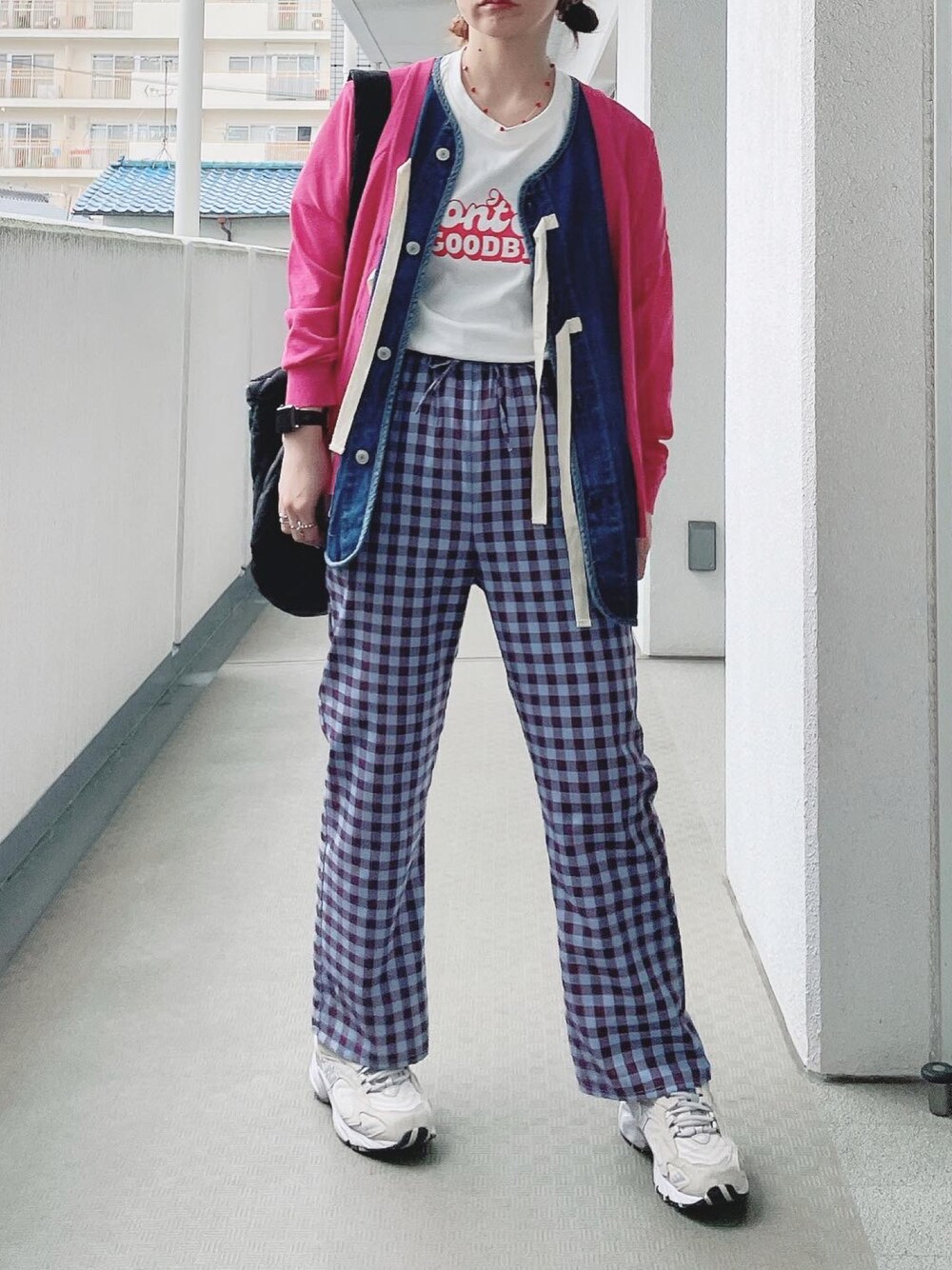 「春夏コーデ、カーディガン、オトナカジュアル、オトナ女子、チェックパンツ、ロゴT、プチプラコーデ、ベスト、ママコーデ、おしゃれさんと繋がりたい」｜「FREAK'S STOREのリボン付きベスト（ベスト、ブルー系）」を使った、hiiibarさん（レディース・157cm）の春コーディネートの1枚目の写真