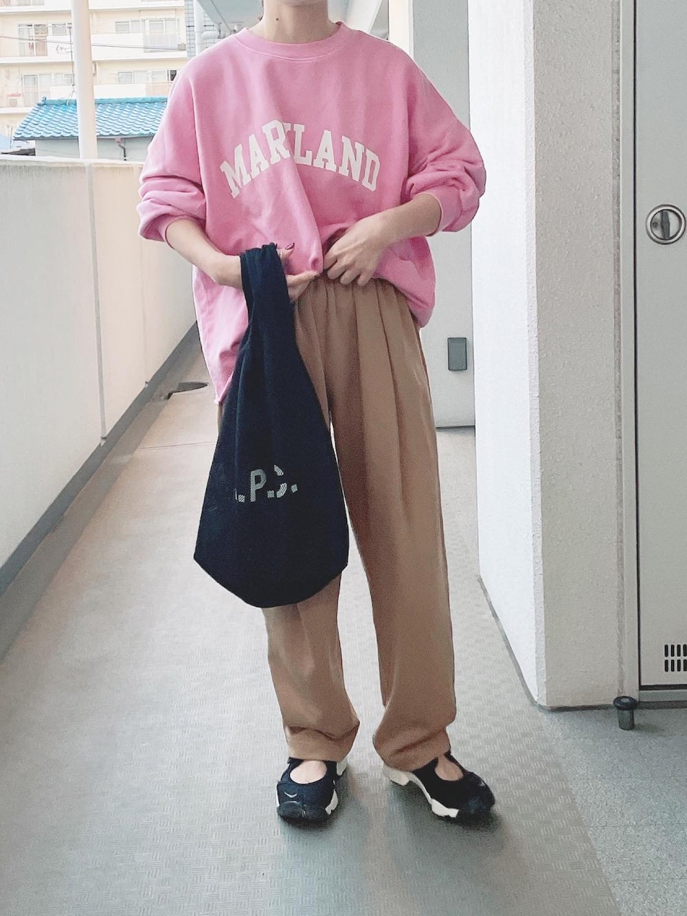 「オトナカジュアル、プチプラコーデ、UNIQLO U、スウェット、スウェットパンツ、ピンク、オトナ女子、リラックススタイル、お洒落さんとつながりたい」｜「coca（coca）の＼新色登場／ピグメントロゴプリントスウェット（スウェット、ピンク系）」を使った、hiiibarさん（レディース・157cm）の秋コーディネートの1枚目の写真
